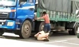 Hình ảnh hai người giằng co dưới đường. Ảnh cắt từ clip. 