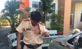 Thượng úy Võ Văn Thoại bị tài xế toàn “hành hung” ngay trên xe. Ảnh Việt Văn