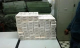 Số thuốc lá lậu bị bắt quả tang nghi nhập lậu. Ảnh CA cung cấp 