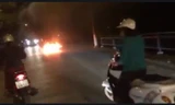 Chiếc xe máy đang đi, bỗng bùng cháy dữ dội. Ảnh:: TD