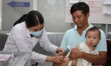 Phụ huynh chú ý đưa trẻ tiêm chủng đầy đủ, nhất là đang trong giai đoạn chuyển mùa, dịch bệnh diễn biến phức tạp. Ảnh: Quốc Ngọc