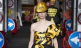 Moschino mang cảm hứng công trường vào BST túi nghìn đô 
