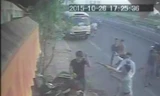 Các đối tượng hành hung chủ tiệm bánh mỳ ngay giữa đường (ảnh cắt từ camera).