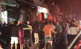 Nhiều người kéo đến xem vụ cháy để thỏa sự hiếu kỳ