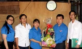 Bí thư thường trực Nguyễn Mạnh Dũng trao quà và động viên Bí thư chi đoàn ấp có hoàn cảnh khó khăn