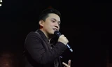 Lam Trường 'lì xì' khán giả thủ đô trong show diễn đầu năm 