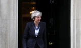 Thủ tướng Anh Theresa May vẫy chào Thủ tướng Bồ Đào Nha Antonio Costa tại London. Ảnh: REUTERS.