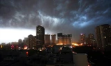 Khoảng 18h ngày 18/5, Hà Nội có mưa giông kèm gió lốc. Trời tối đen trong nhiều phút.