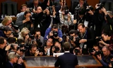 Giám đốc Facebook trước hàng loạt camera trong phiên điều trần. Ảnh: Leah Millis/Reuters