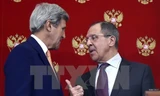 Ngoại trưởng Nga Sergei Lavrov (phải) và người đồng cấp Mỹ John Kerry. (Nguồn: AFP/TTXVN) 