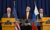 Ngoại trưởng Mỹ John Kerry (giữa), Ngoại trưởng Nga Sergei Lavrov (phải) và Đặc phái viên Liên hợp quốc về Syria Staffan de Mistura trong cuộc họp báo về tình hình Syria ở Geneva, Thụy Sĩ ngày 10/9. (Nguồn: THX/TTXVN)