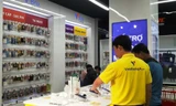 Tâm lý của người dân Việt lại thích mua các sản phẩm điện tử, điện thoại ở cửa hàng chuyên dụng để thoải mái trong trải nghiệm. Ảnh minh họa