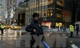 Cảnh sát Mỹ gác tại Tháp Trump ở New York. (Nguồn: AP/TTXVN)