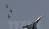 Máy bay Sukhoi SU-27 của quân đội Nga trình diễn tại Triển lãm hàng không ​'Aero-India 2013' diễn ra tại Bangalore (Ấn Độ). (Nguồn: AFP/TTXVN)