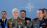 Chủ tịch Ủy ban quân sự NATO, Tướng Petr Pavel (trái) phát biểu tại một cuộc họp Ủy ban quân sự NATO ở Brussels, Bỉ. (Ảnh: EPA/TTXVN)