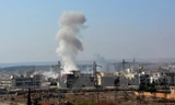 Khói bốc lên sau các vụ không kích của quân đội Syria và đồng minh ở phía tây thành phố Aleppo ngày 11/11. (Nguồn: EPA/TTXVN)
