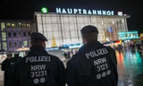 Cảnh sát đi tuần tại nhà ga chính ở Cologne.