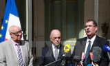 Bộ trưởng Nội vụ Pháp Bernard Cazeneuve (giữa) trong cuộc họp báo tại Paris ngày 1/8. (Nguồn: AFP/TTXVN) 