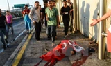 Một thường dân bị lực lượng đảo chính sát hại trên cây cầu Bosphorus ở Istanbul ngày 16/7. (Nguồn: AFP/TTXVN)