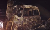 Các phương tiện gặp nạn bị thiêu rụi.