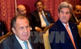 Ngoại trưởng Nga Sergei Lavrov (trái) và người đồng nhiệm Mỹ John Kerry tại cuộc họp ở Lausanne ngày 15/10. (Nguồn: AFP/TTXVN) 