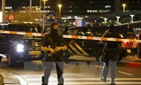 Cảnh sát gác bên ngoài sân bay Schiphol ở Amsterdam ngày 12/4. (Nguồn: AFP/TTXVN)