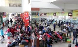  Ngày 5/2 (27 Tết), hàng chục nghìn người đổ về Bến xe miền Đông (quận Bình Thạnh, TP HCM) để về quê ăn Tết.