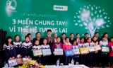 Trong không khí ấm cúng tại buổi lễ ra mắt chương trình, ông Vũ Tiến Dũng, TGĐ UNIBEN, thay mặt nhãn hàng “3 Miền” đã trao tặng 15 suất học bổng, trị giá 2 triệu đồng/suất và dụng cụ học tập cho các em học sinh vượt khó học giỏi.