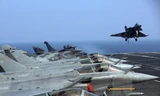 Máy bay chiến đấu Rafale của hải quân Pháp hạ cánh xuống tàu Charles de Gaulle. (Nguồn: AFP/TTXVN)