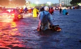 Mưa lớn, người dân Sài Gòn khốn khổ vì phải sống chung với lũ. Ảnh minh họa