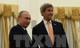 Ngoại trưởng Mỹ John Kerry (phải) hội kiến Tổng thống Nga Vladimir Putin tại Moskva ngày 15/7. (Nguồn: AFP/TTXVN)