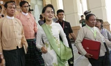 NLD đưa ra dự luật lập chức vụ “Cố vấn nhà nước” cho bà Suu Kyi nhằm giúp bà không phải tổng thống mà có quyền hạn như tổng thống, không là dân biểu nhưng vẫn kiểm soát được nghị viện - Ảnh: Reuters