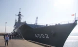 Tàu JSDS Shimokita của Nhật Bản chuyên chở các phương tiên chiến đấu. Ảnh: Thanh Trần. 