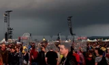 Khách tham dự sự kiện âm nhạc "Rock am Ring" ở Mendig ngày 3/6. (Nguồn: EPA/TTXVN)