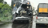 Đầu kéo xe container bẹp rúm, lái xe bị thương nặng. Ảnh: Lương Hùng 