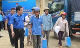 Anh Trần Anh Tuấn (Phó bí thư thường trực Thành Đoàn Hà Nội) trao quà cho người dân xã Phúc Đồng (huyện Hương Khê, Hà Tĩnh).
