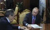 Tổng thống Nga Vladimir Putin (phải) ra lệnh rút phần lớn quân Nga khỏi Syria trong phiên họp với Ngoại trưởng Nga Sergei Lavrov hôm 14/3/2016. Ảnh: Reuters