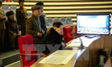 Nhà lãnh đạo Triều Tiên Kim Jong-Un (ngồi phía trước) theo dõi vụ phóng tên lửa mang theo vệ tinh Kwangmyongsong-4. (Nguồn: Yonhap/TTXVN)
