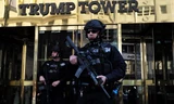 Cảnh sát bảo vệ ngoài Tháp Trump. Ảnh: AFP.