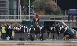 Lực lượng chức năng giải tán đám đông biểu tình tại sân bay London City. (Nguồn: AFP/TTXVN) 