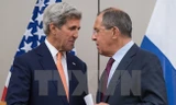Ngoại trưởng Nga Sergei Lavrov (phải) và người đồng cấp Mỹ John Kerry. (Nguồn: THX/TTXVN)