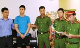 Đọc lệnh bắt giữ đối với “trùm” cá độ xứ Huế - Hồ Công Nhật Quang (người mặc áo phông xanh, quần ngắn)
