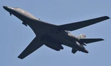Một máy bay ném bom B-1B Lancer bay trên căn cứ Osan, Hàn Quốc. (Nguồn: CNN)