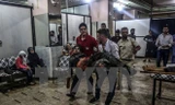 Chuyển người bị thương trong các cuộc giao tranh tại Douma, ngoại ô Damascus, Syria ngày 9/7. (Nguồn: EPA/TTXVN)