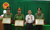 Chủ tịch UBND TP Cần Thơ Võ Thành Thống tặng bằng khen cho các chiến sỹ công an