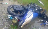 Xe máy chở 3 nam thanh niên bị biến dạng sau va chạm. 