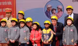 Đại sứ Mỹ trao mũ bảo hiểm cho học sinh Hà Nội