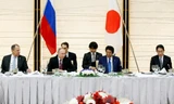 Tổng thống Nga Vladimir Putin (thứ 2, trái) và Thủ tướng Nhật Bản Shinzo Abe (thứ 2, phải) tại bàn đàm phán ở Tokyo. (Nguồn: EPA/TTXVN)