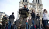 Cảnh sát Pháp tuần tra bên ngoài Nhà thờ Notre Dame de Paris ở thủ đô Paris. (Nguồn: AFP/TTXVN)