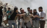 Dân thường Syria bị thương trong các cuộc không kích tại Al-Mashhad, phía bắc thành phố Aleppo ngày 26/7. (Nguồn: AFP/TTXVN)